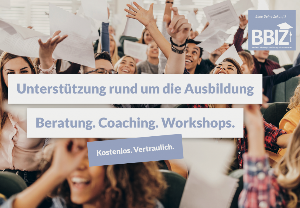 eine Gruppe von Studenten, die ein Blatt Papier in der Hand halten